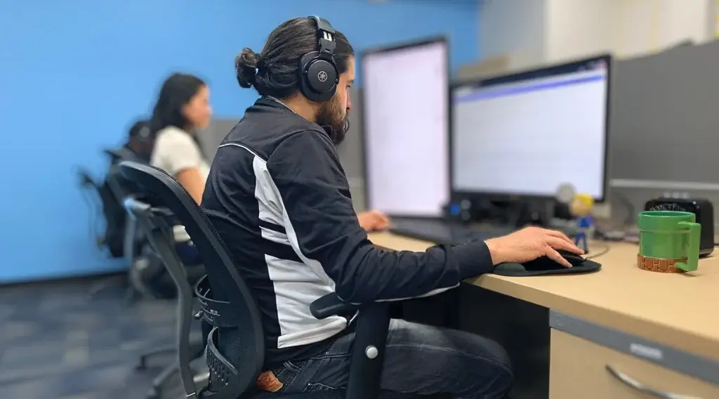 Team lead coordinating tasks with a nearshore development team via virtual meeting