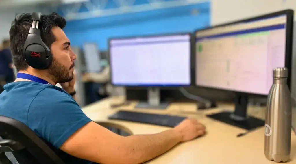 App developer testing a videogame through outsourcing & software development in Mexico arrangements