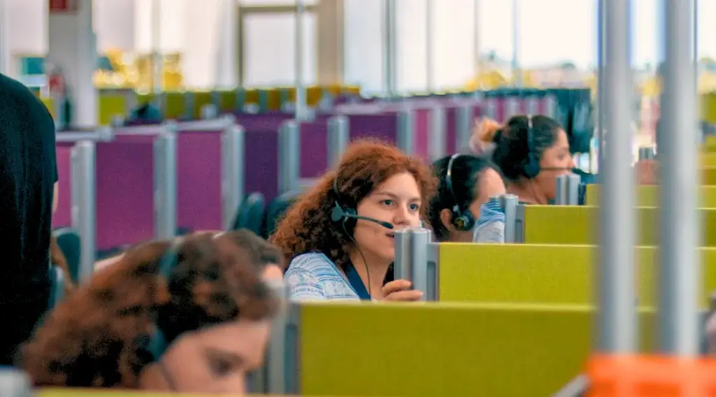 Bilingual call center agent providing customer support from Mexico